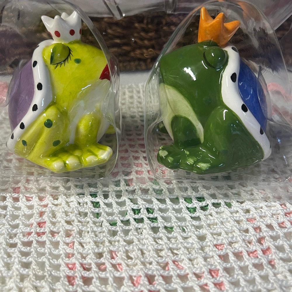Frog Salt & Pepper Shakers Magnetized Kissing Frogs Ceramic - Picture 12 of 14